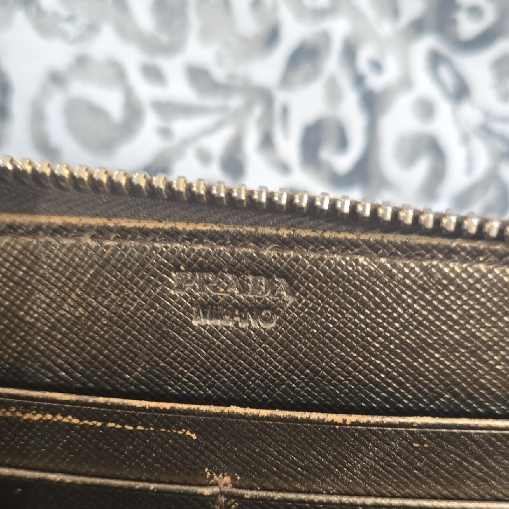 Prada Gold Metallic Wallet Sleek Design With Card Authentic - Picture 9 of 11